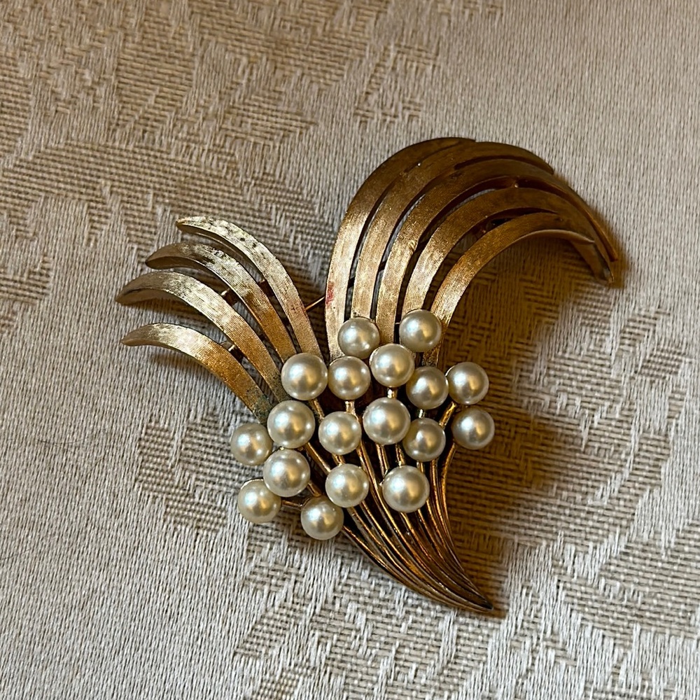 Gorgeous vintage Crown Trifari gold and pearl spray brooch